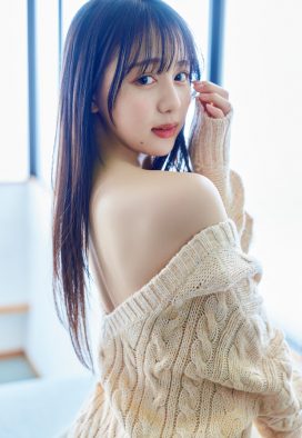 22/7麻丘真央1st写真集『光の鏡』より、背中のラインが美しいニットをまとった冬の写真が解禁