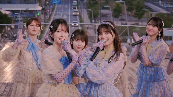 日向坂46、横浜港 大さん橋で15thシングル「お願いバッハ！」のスペシャルパフォーマンスを披露