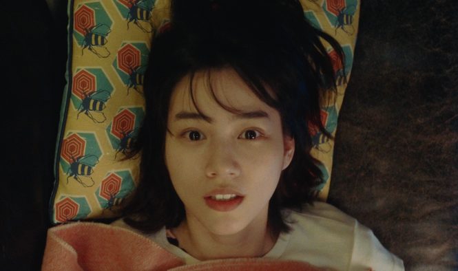 のん、3rdアルバム収録曲「迷惑な隣人」MVをプレミア公開！「迷惑な隣人、迷惑してる隣人の1人2役を演じています」