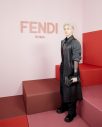 目黒蓮、世界各国のセレブリティとともに『フェンディ 2026年春夏 コレクション』に参加 - 画像一覧（5/6）