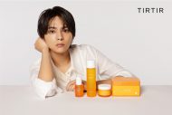 Sexy Zone・佐藤勝利、コスメブランド“TIRTIR”のCMに登場！ ギターも披露 - 画像一覧（1/1）