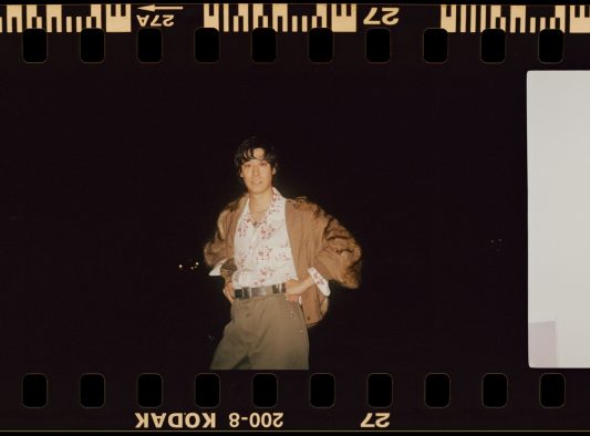 小袋成彬、3rdアルバム『Strides』配信リリース決定！ 新ビジュアルも公開