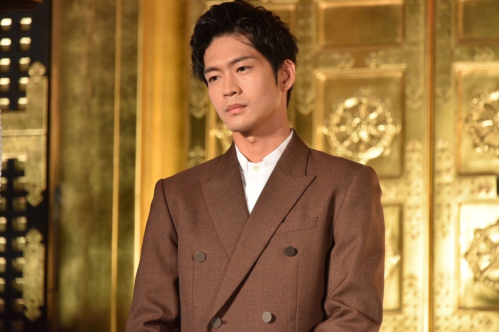 岡田准一、映画『燃えよ剣』とともに花粉症デビュー「袖口から鼻炎薬が…」（松下洸平） - 画像一覧（4/5）