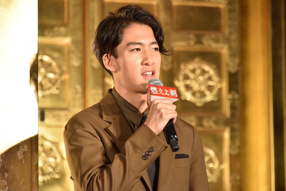 岡田准一、映画『燃えよ剣』とともに花粉症デビュー「袖口から鼻炎薬が…」（松下洸平） - 画像一覧（5/5）