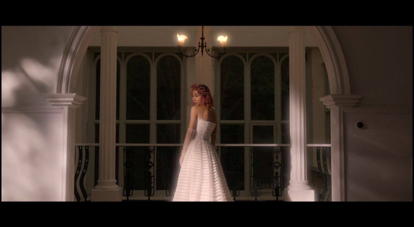 青山テルマ 新曲 Stay With Me のmvで純白のドレス姿を披露 The First Times 青山テルマ 新曲 Stay With Me のmvで純白のドレス姿を披露 The First Times