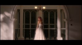 青山テルマ、新曲「stay with me」のMVで純白のドレス姿を披露