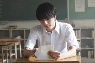 秘密の恋人からの手紙を読む、たとえ（作間龍斗・HiHi Jets／ジャニーズJr.）。映画『ひらいて』新場面写真公開 - 画像一覧（1/2）