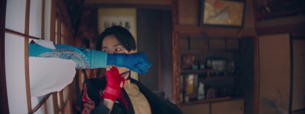 女王蜂、アヴちゃんと俳優・塩野瑛久が激しい格闘を繰り広げる「KING BITCH」MV公開 - 画像一覧（14/18）
