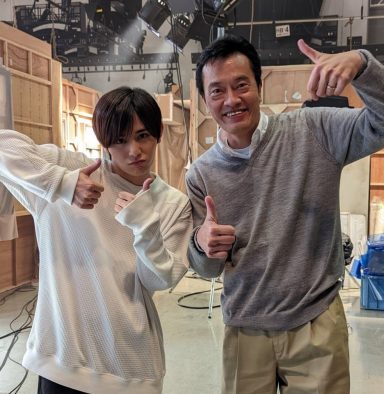 「山田涼介、バブみがすぎる！」。ドラマ『親愛なる僕へ殺意をこめて』遠藤憲一との親子ショットを公開