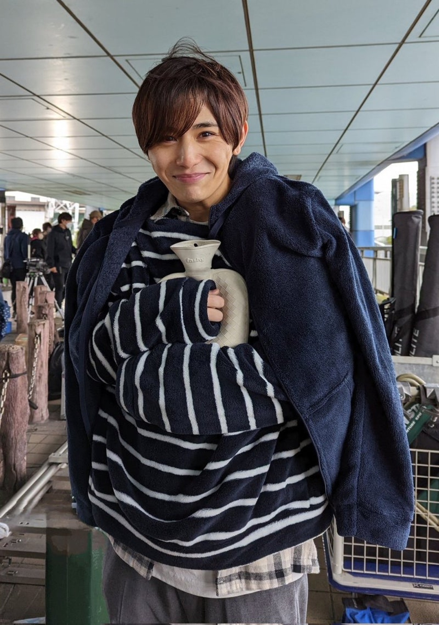 とんでもなくあざと可愛い！ 山田涼介が笑顔で湯たんぽを抱きしめるオフショットにファン悶絶 - 画像一覧（2/2）