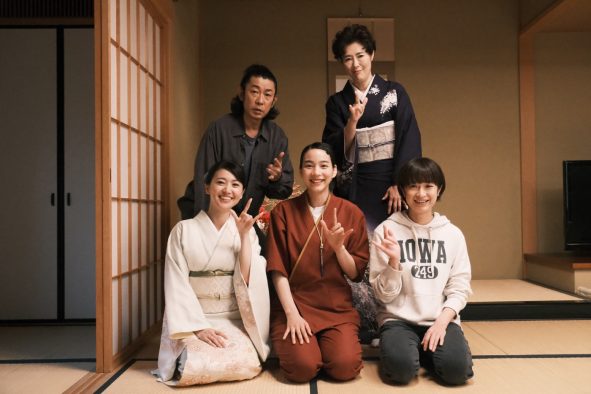 打ち合わせなしの食事シーンでまさかの出来事が!? 映画『天間荘の三姉妹』より必見の本編映像公開