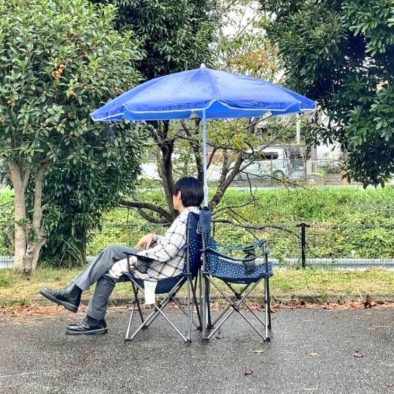 山田涼介の足組みショットにファン悶絶！ “山田の隣”を希望する声が続々