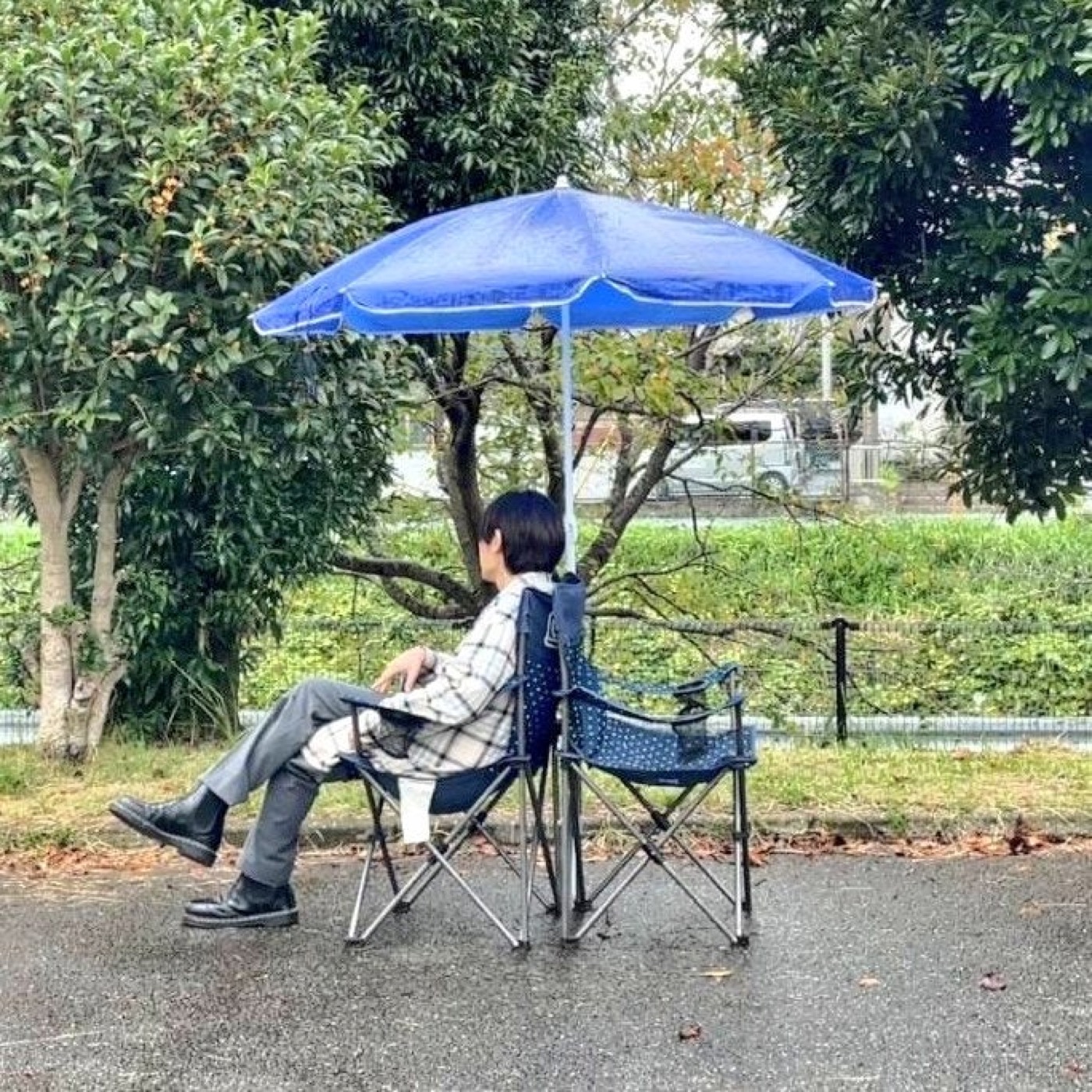 山田涼介の足組みショットにファン悶絶！ “山田の隣”を希望する声が続々