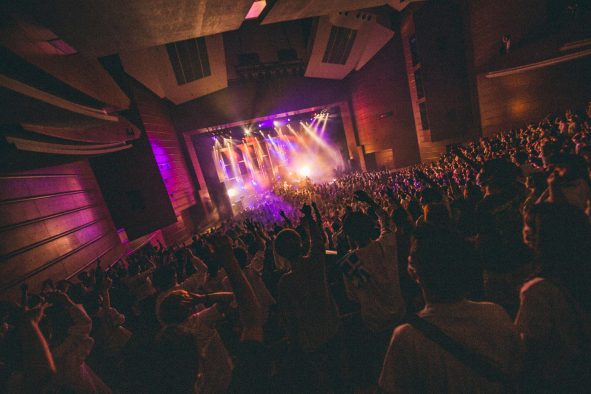 秋山黄色、『一鬼一遊TOUR Lv.4』大阪公演でアニメ『ヒロアカ』EDテーマ「SKETCH」を初披露