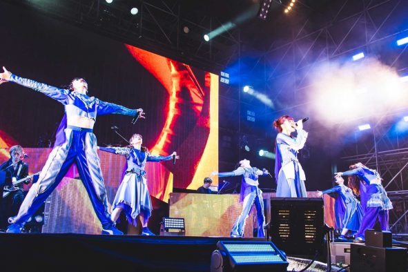 BiSH、自身最大規模の野外ワンマンライブ『BiSH OUT of the BLUE』開催、2万人を動員