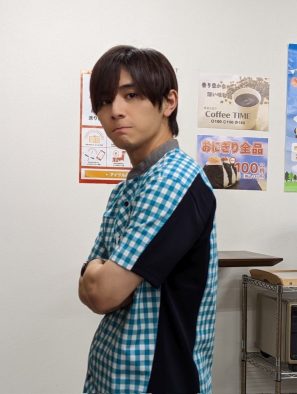 ドラマ『親愛なる僕へ殺意をこめて』よりコンビニ店員姿に扮した山田涼介（Hey! Say! JUMP）のオフショットを公開
