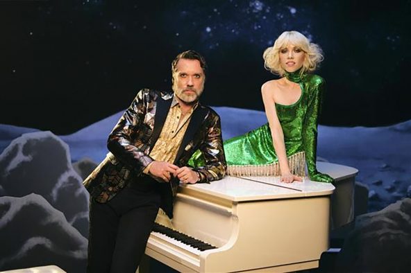 カーリー・レイ・ジェプセン、憧れのルーファス・ウェインライトとコラボした新曲MV公開