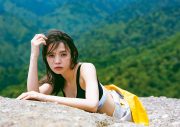 櫻坂46・小林由依、2nd写真集『意外性』のオリコンランキング1位獲得を記念して未公開カット3点解禁 - 画像一覧（1/3）