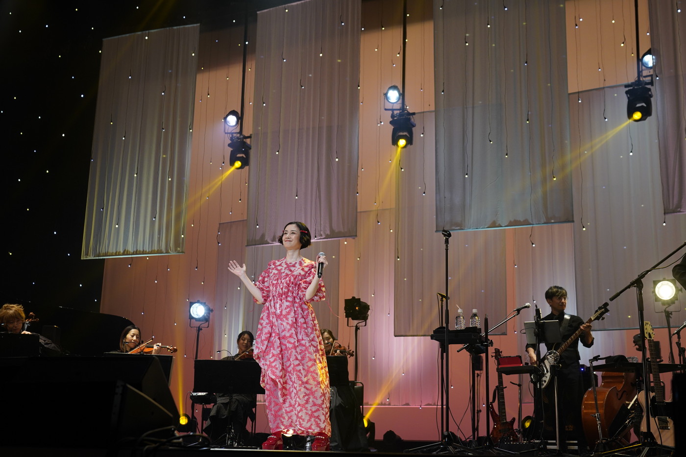 原田知世、東京国際フォーラムで行われたデビュー40周年記念コンサートが大盛況 - 画像一覧（5/6）
