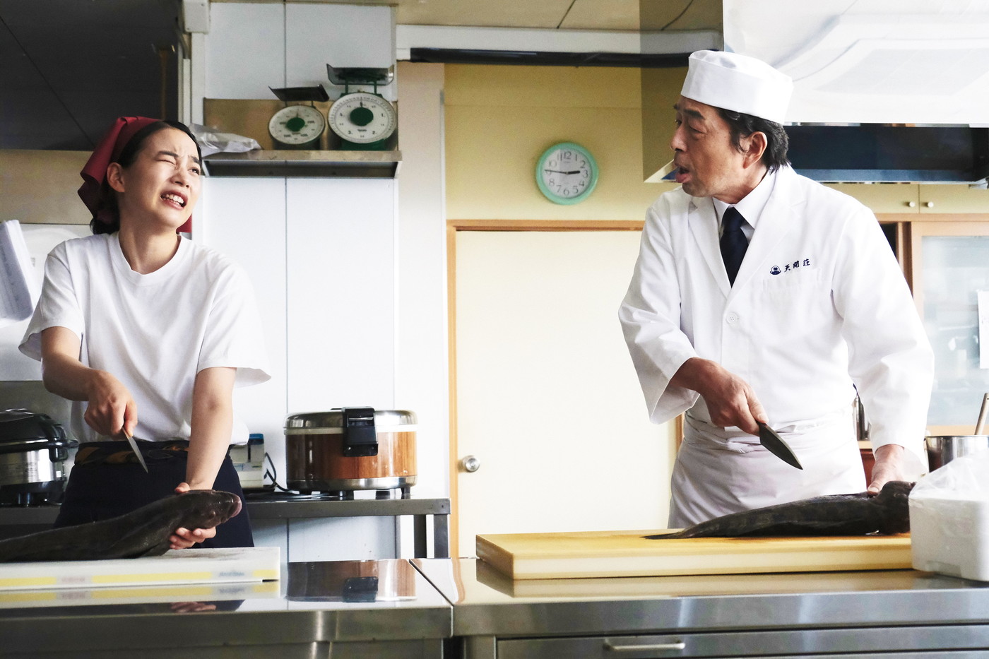 のん、慣れない仲居の仕事に奮闘！ 映画『天間荘の三姉妹』本編映像解禁