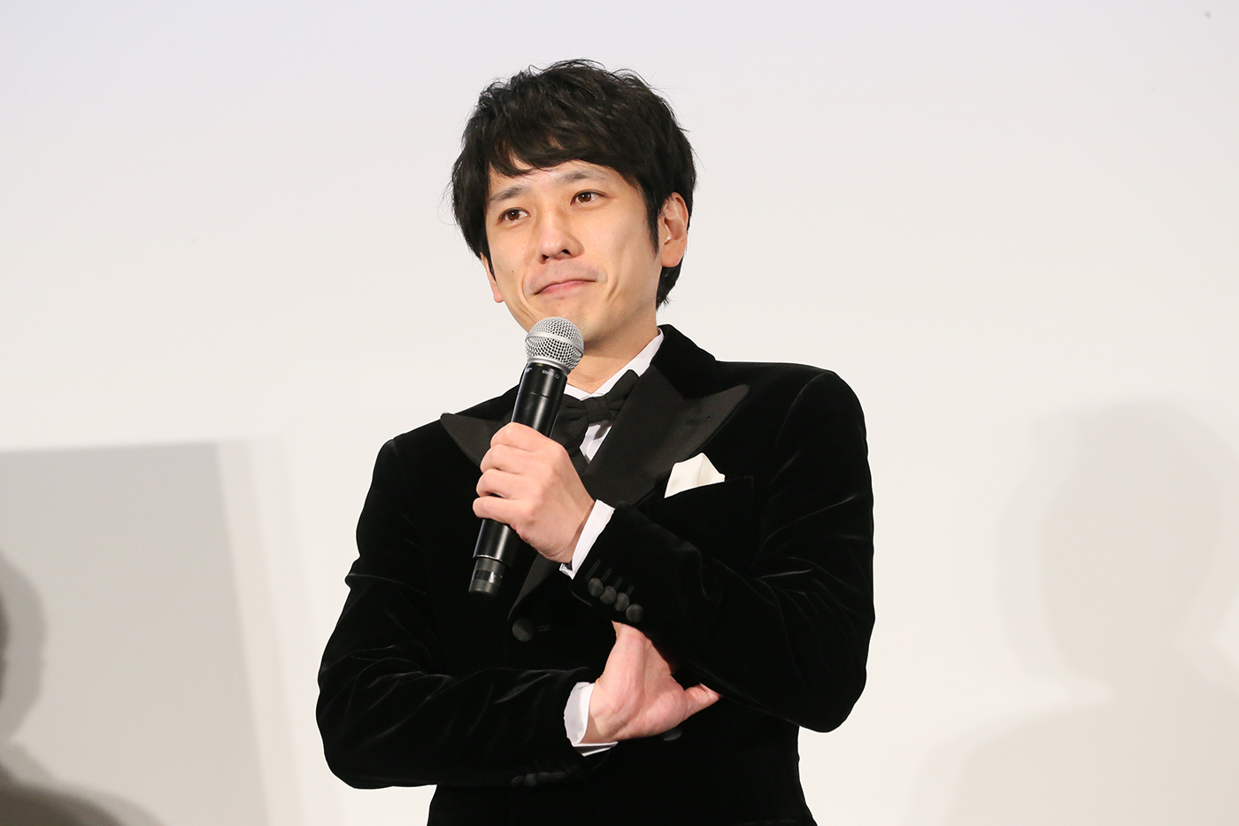 二宮和也、『東京国際映画祭』レッドカーペットに登場！「監督とふたりだけで贅沢に歩かせていただききました！（笑）」 - 画像一覧（2/4）