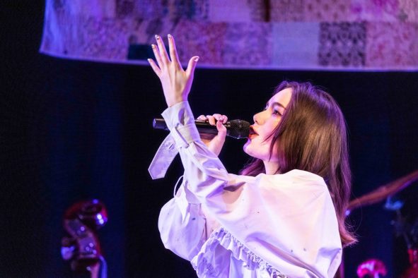 安田レイ、アットホームなアコースティックライブが大盛況！ ステージには私物のソファや好きな花を生けた花瓶も