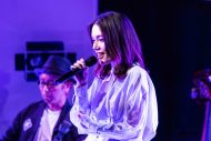 安田レイ、アットホームなアコースティックライブが大盛況！ ステージには私物のソファや好きな花を生けた花瓶も - 画像一覧（4/10）