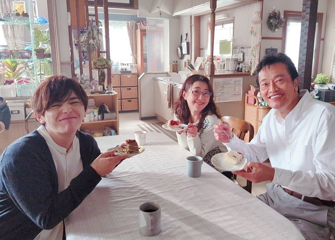 山田涼介、ドラマ『親愛なる僕へ殺意をこめて』で育ての親を演じる遠藤憲一＆阿南敦子とのほっこり家族ショット公開