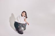 のん、私服で挑んだ撮影のオフショットを公開。「袖のデザインは大事」 - 画像一覧（1/6）