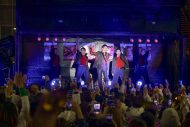 【ライブレポート】郷ひろみ、新宿・歌舞伎町を熱狂の渦に！ 登場と同時に雨を止ませる - 画像一覧（2/5）