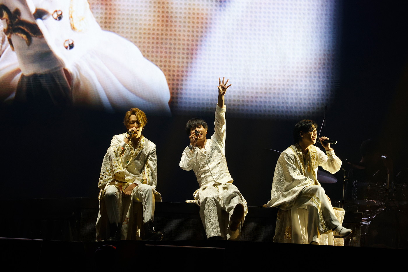 【ライブレポート】NEWS、結成20周年記念ツアーより横浜アリーナ公演のオフィシャルレポートが到着 - 画像一覧（1/3）