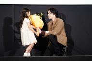 【レポート】中島健人＆浅利陽介、映画『おまえの罪を自白しろ』試写イベントで子役の佐藤恋和ちゃんにメロメロ - 画像一覧（4/4）
