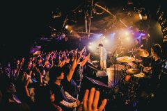 【ライブレポート】4人組バンド、AwkmiuとAoooにフロアが熱狂したイベント“Gift Shop”を振り返る