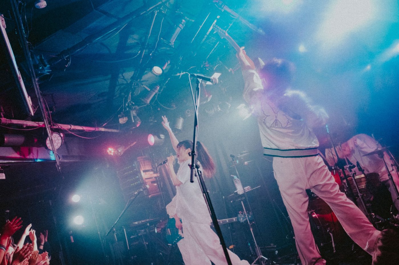 【ライブレポート】4人組バンド、AwkmiuとAoooにフロアが熱狂したイベント“Gift Shop”を振り返る - 画像一覧（2/11）