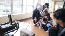 新しい学校のリーダーズがロート製薬とのコラボCMに出演、さらに監督を担当！ メイキング＆インタビュー映像公開 - 画像一覧（10/11）