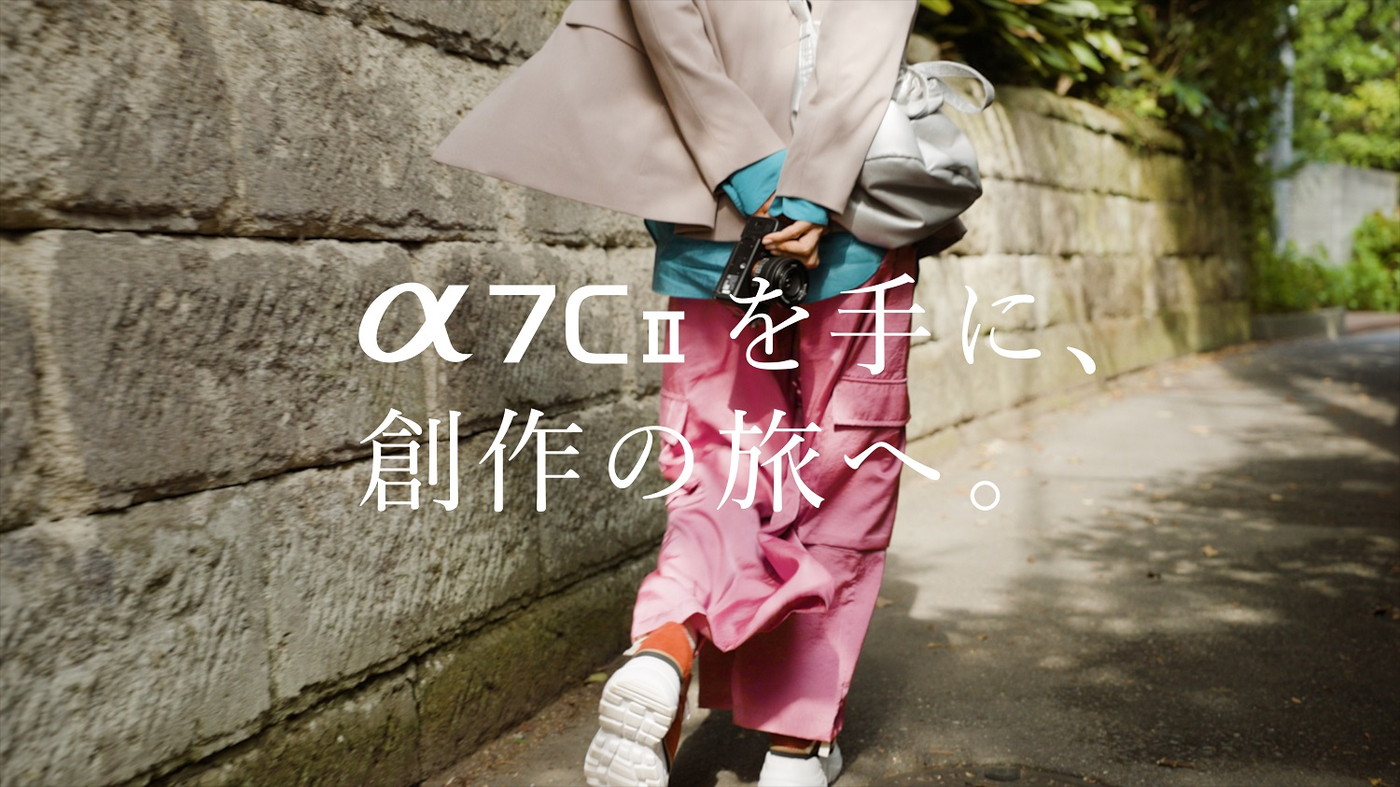 LiSA、自身が出演するデジタル一眼カメラの CMで新曲「HELLO WORLD」を初公開 THE FIRST TIMES