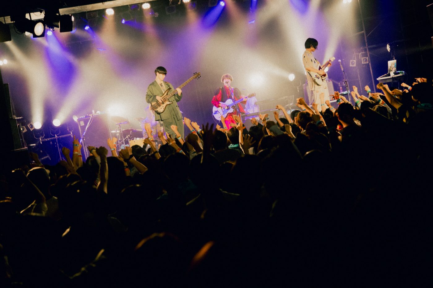 【SMA50th】クジラ夜の街×崎山蒼志の2マンツアー最終公演。独創的な音楽性が交差した刺激的なステージをレポート - 画像一覧（8/14）