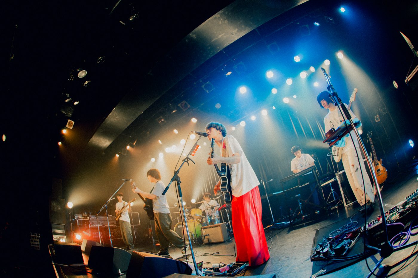 【SMA50th】クジラ夜の街×崎山蒼志の2マンツアー最終公演。独創的な音楽性が交差した刺激的なステージをレポート - 画像一覧（12/14）