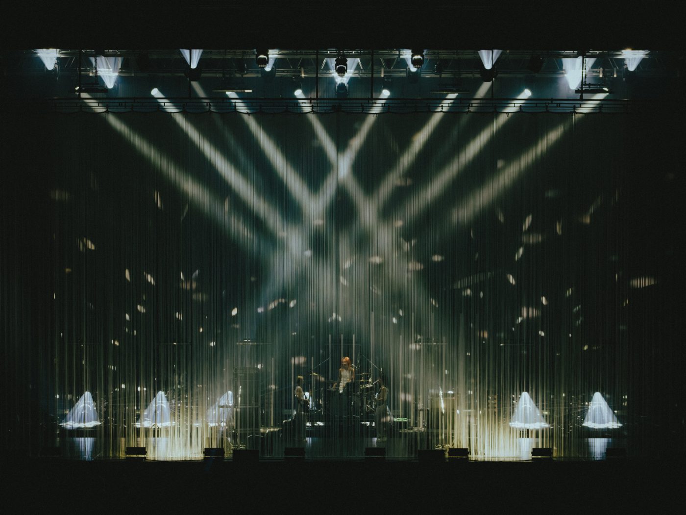 【ライブレポート】羊文学ツアー最終日。最新シングル「more than words」を含め、メジャーデビュー以降の活動を網羅するような圧巻のステージを振り返る - 画像一覧（16/21）