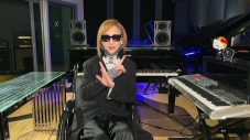 YOSHIKI、三度目の頚椎手術後初の生放送に車椅子で登場！「順調に回復しています」 - 画像一覧（1/3）
