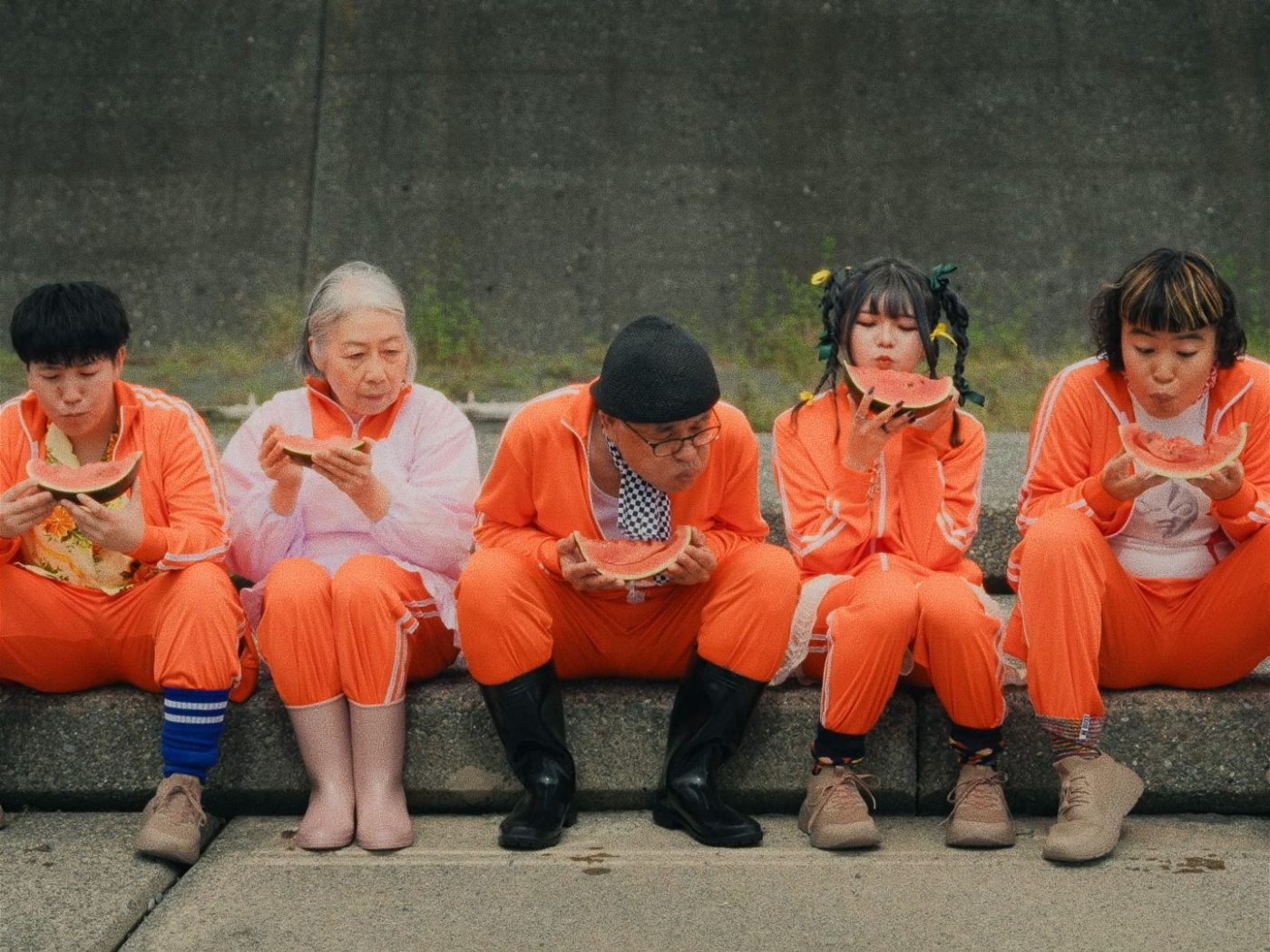 足腰げんき教室×彼岸、メジャーデビュー曲「SOFUBO」のポップでシュールなMV公開 - 画像一覧（3/12）