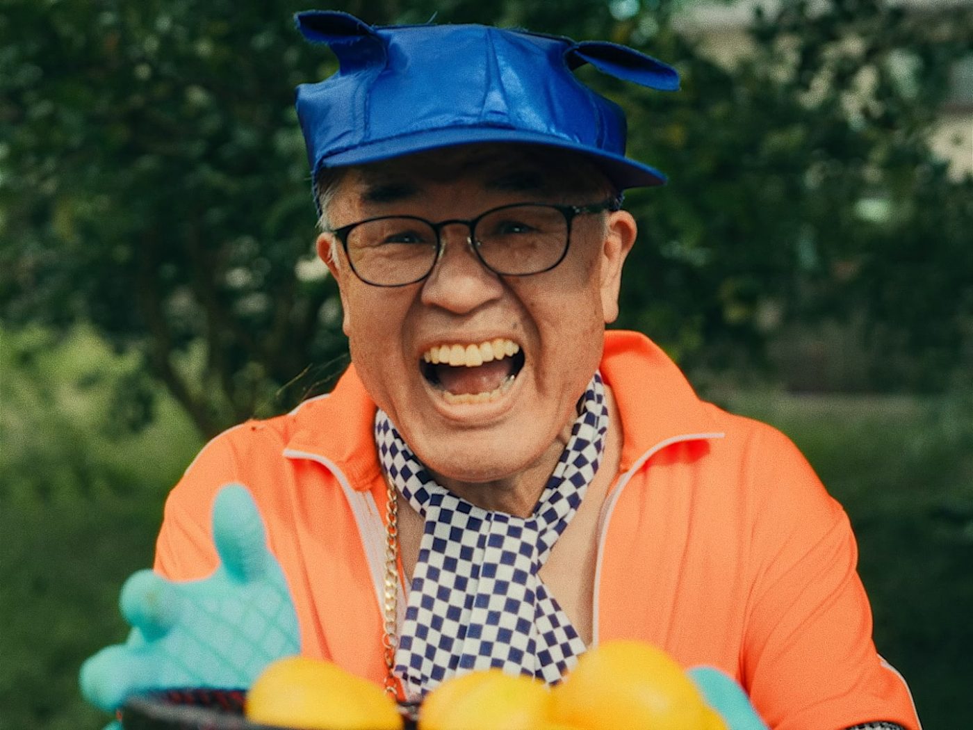 足腰げんき教室×彼岸、メジャーデビュー曲「SOFUBO」のポップでシュールなMV公開 - 画像一覧（4/12）