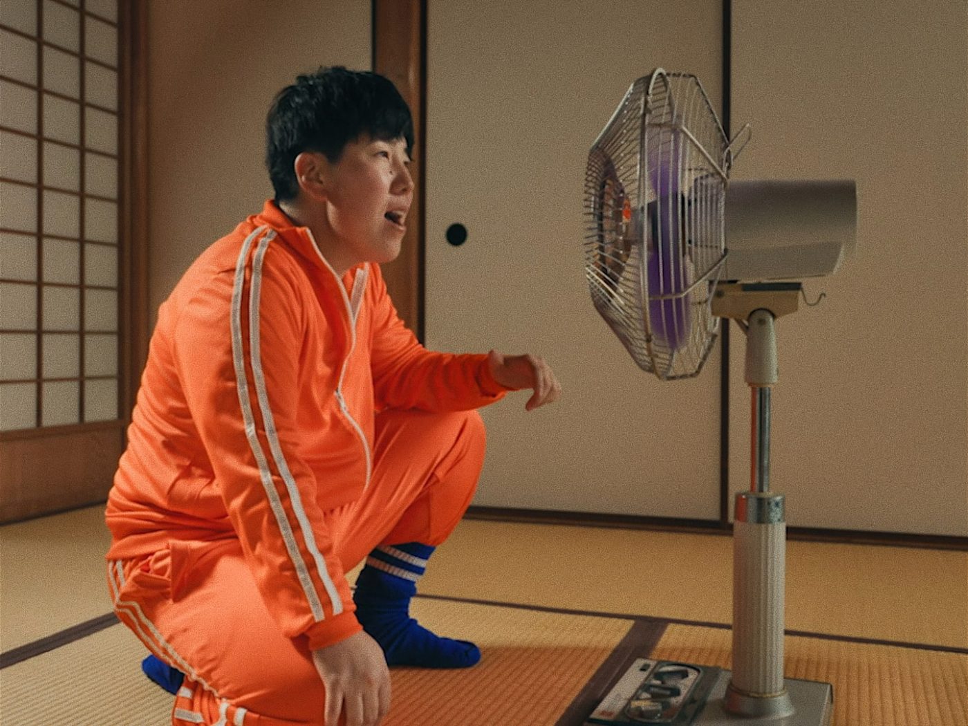 足腰げんき教室×彼岸、メジャーデビュー曲「SOFUBO」のポップでシュールなMV公開 - 画像一覧（5/12）