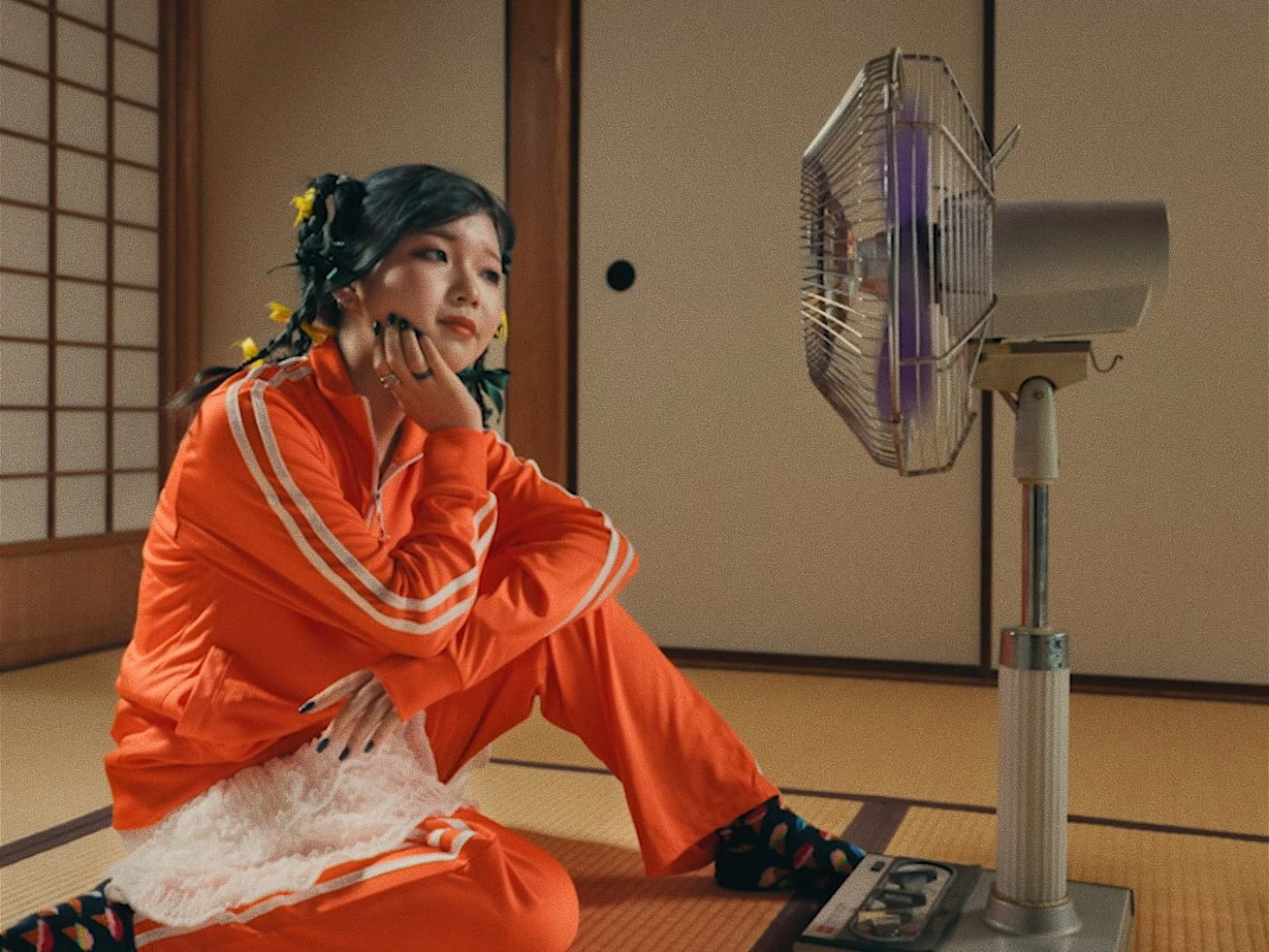 足腰げんき教室×彼岸、メジャーデビュー曲「SOFUBO」のポップでシュールなMV公開 - 画像一覧（7/12）