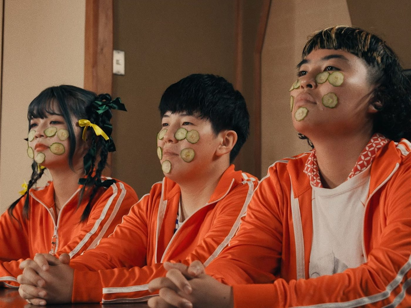 足腰げんき教室×彼岸、メジャーデビュー曲「SOFUBO」のポップでシュールなMV公開 - 画像一覧（8/12）