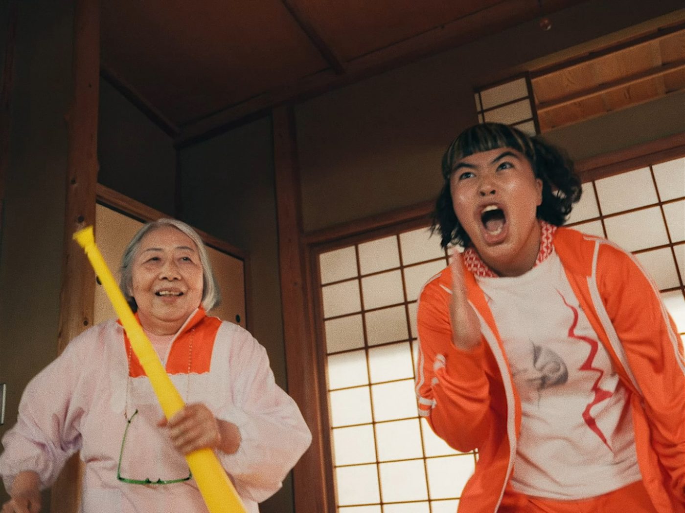 足腰げんき教室×彼岸、メジャーデビュー曲「SOFUBO」のポップでシュールなMV公開 - 画像一覧（9/12）