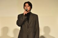 【レポート】北村匠海、綾野剛ら映画『愚か者の身分』キャストが映画の舞台・歌舞伎町に凱旋 - 画像一覧（2/6）