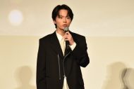 【レポート】北村匠海、綾野剛ら映画『愚か者の身分』キャストが映画の舞台・歌舞伎町に凱旋 - 画像一覧（4/6）