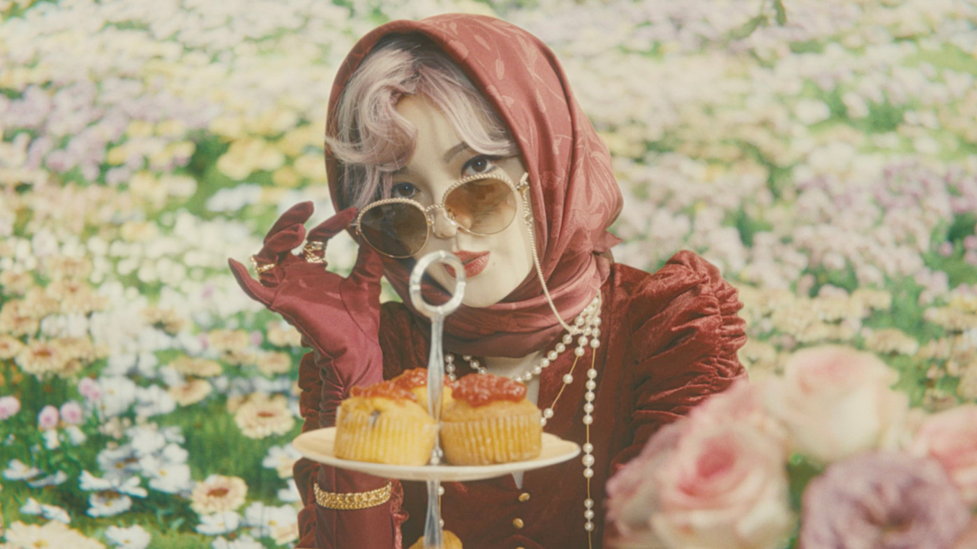 平手友梨奈が新曲「失敗しないメンヘラの育て方」のMV公開！恋愛の裏にある純粋な愛情とかわいらしさをユーモラスに表現 - 画像一覧（1/6）