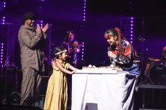 AI、ツアーファイナルで家族から誕生日サプライズ！ 長女の平和ちゃんが「♪ハッピーバースデイ」